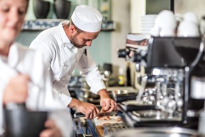 conoce el salario promedio de un cocinero de cocina en espana y descubre los rangos salariales segun experiencia