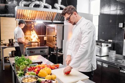 conoce el salario promedio del ayudante de cocina en espana y descubre los detalles del trabajo