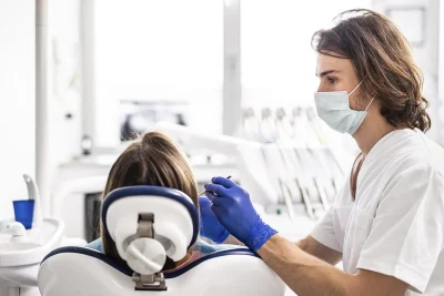 conoce el salario promedio y los detalles del trabajo como dentista en espana