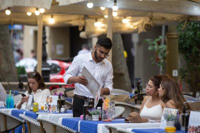 el salario promedio de una camarera en espana conoce las diferencias por sector