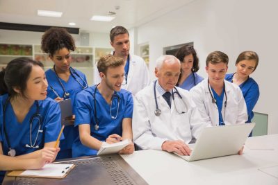 salarios y beneficios para auxiliares de enfermeria en espana conocimiento actualizado