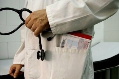 conoce el salario anual de un medico medico en espana y sus variaciones por especialidad
