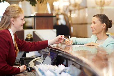 conoce el salario promedio de un recepcionista en espana como varia segun la empresa y la ubicacion